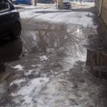Двор многоэтажки в центре Энгельса неделю затапливает канализация.
