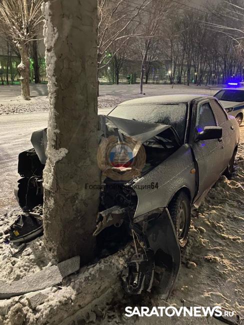 «Приора» врезалась в столб на Панфилова в Саратове «Приора» врезалась в столб на Панфилова в Саратове