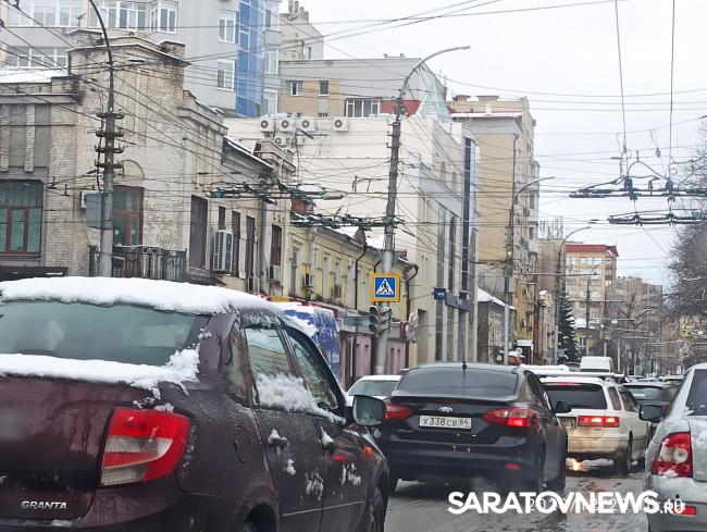 В Саратове на оживленном перекрестке отключили светофор В Саратове на оживленном перекрестке отключили светофор