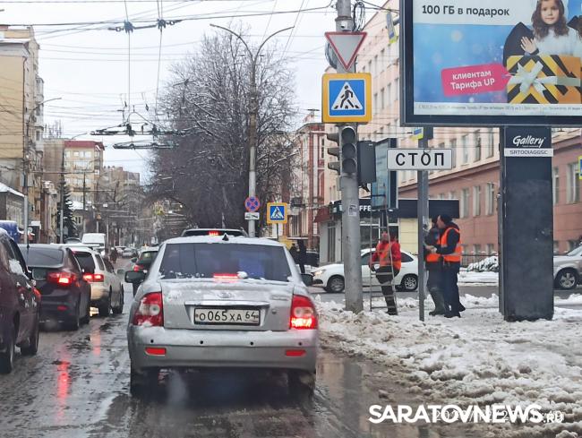 В Саратове на оживленном перекрестке отключили светофор В Саратове на оживленном перекрестке отключили светофор