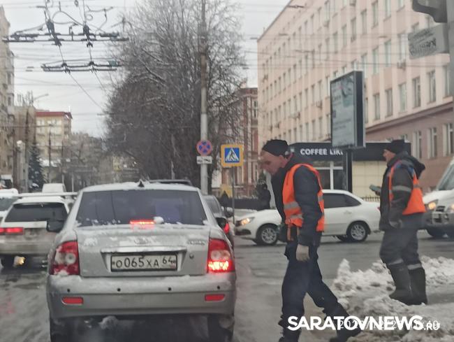 В Саратове на оживленном перекрестке отключили светофор В Саратове на оживленном перекрестке отключили светофор
