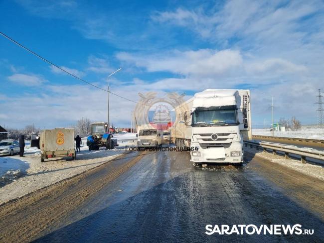 Водитель трактора пострадал в ДТП с фурой в Гагаринском районе Саратова Водитель трактора пострадал в ДТП с фурой в Гагаринском районе Саратова