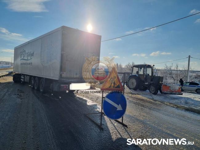 Водитель трактора пострадал в ДТП с фурой в Гагаринском районе Саратова Водитель трактора пострадал в ДТП с фурой в Гагаринском районе Саратова
