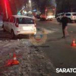 «Калину» отбросило в столб после столкновения с иномаркой на Астраханской в Саратове