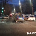 «Калину» отбросило в столб после столкновения с иномаркой на Астраханской в Саратове