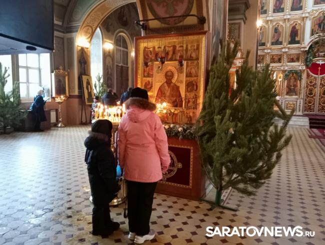 Саратовцы празднуют рождественский Сочельник Саратовцы празднуют рождественский Сочельник