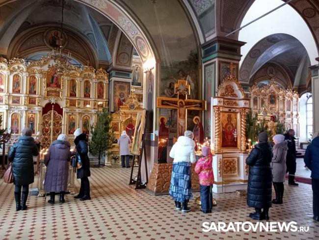 Саратовцы празднуют рождественский Сочельник Саратовцы празднуют рождественский Сочельник