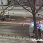 Ночью на проспекте Энтузиастов в Саратове иномарка врезалась в ограждение Ночью на проспекте Энтузиастов в Саратове иномарка врезалась в ограждение