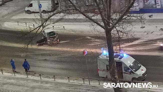 Ночью на проспекте Энтузиастов в Саратове иномарка врезалась в ограждение Ночью на проспекте Энтузиастов в Саратове иномарка врезалась в ограждение
