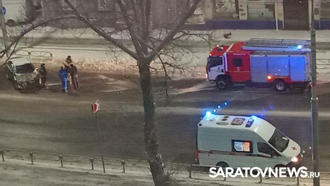 Ночью на проспекте Энтузиастов в Саратове иномарка врезалась в ограждение Ночью на проспекте Энтузиастов в Саратове иномарка врезалась в ограждение