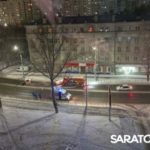 Ночью на проспекте Энтузиастов в Саратове иномарка врезалась в ограждение Ночью на проспекте Энтузиастов в Саратове иномарка врезалась в ограждение
