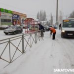 В этот снежный день службы благоустройства проводят уборку городских территорий в усиленном режиме