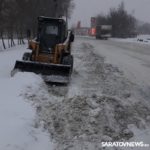 В этот снежный день службы благоустройства проводят уборку городских территорий в усиленном режиме