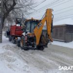 В этот снежный день службы благоустройства проводят уборку городских территорий в усиленном режиме