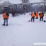 В этот снежный день службы благоустройства проводят уборку городских территорий в усиленном режиме