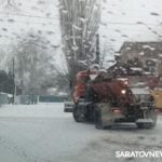 В этот снежный день службы благоустройства проводят уборку городских территорий в усиленном режиме