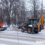 В этот снежный день службы благоустройства проводят уборку городских территорий в усиленном режиме