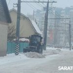 В этот снежный день службы благоустройства проводят уборку городских территорий в усиленном режиме