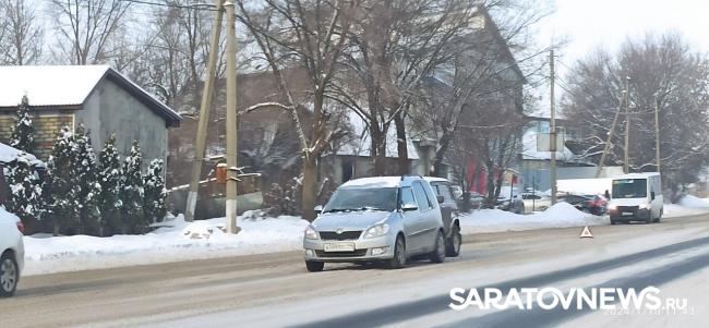 На обледенелой дороге в Саратове «Нива» влетела в «Шкоду» На обледенелой дороге в Саратове «Нива» влетела в «Шкоду»