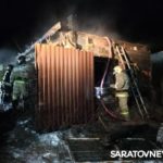 Два человека погибли в горящем нежилом доме в Вольске