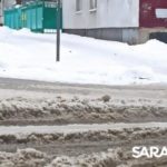 Снежные глыбы на Хользунова мешают передвижению саратовцев Снежные глыбы на Хользунова мешают передвижению саратовцев