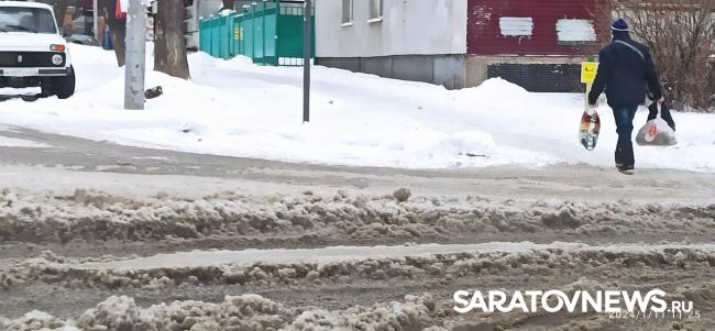 Снежные глыбы на Хользунова мешают передвижению саратовцев Снежные глыбы на Хользунова мешают передвижению саратовцев