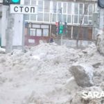 Снежные глыбы на Хользунова мешают передвижению саратовцев Снежные глыбы на Хользунова мешают передвижению саратовцев