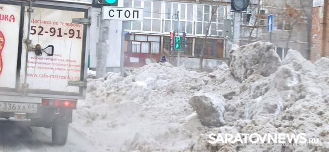 Снежные глыбы на Хользунова мешают передвижению саратовцев Снежные глыбы на Хользунова мешают передвижению саратовцев