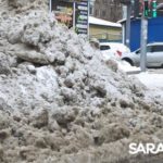 Снежные глыбы на Хользунова мешают передвижению саратовцев Снежные глыбы на Хользунова мешают передвижению саратовцев