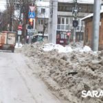 Снежные глыбы на Хользунова мешают передвижению саратовцев Снежные глыбы на Хользунова мешают передвижению саратовцев