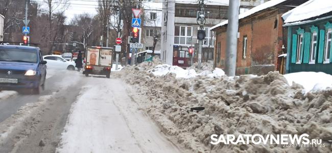 Снежные глыбы на Хользунова мешают передвижению саратовцев Снежные глыбы на Хользунова мешают передвижению саратовцев