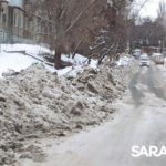 Снежные глыбы на Хользунова мешают передвижению саратовцев Снежные глыбы на Хользунова мешают передвижению саратовцев