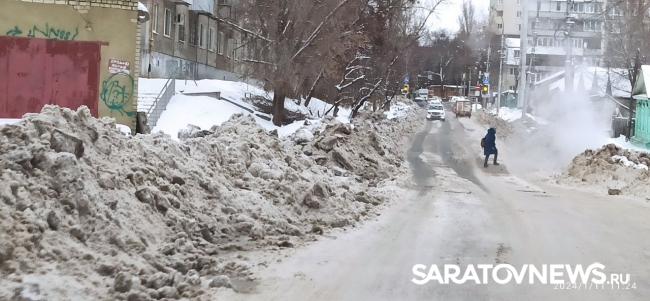 Снежные глыбы на Хользунова мешают передвижению саратовцев Снежные глыбы на Хользунова мешают передвижению саратовцев