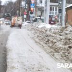 Снежные глыбы на Хользунова мешают передвижению саратовцев Снежные глыбы на Хользунова мешают передвижению саратовцев