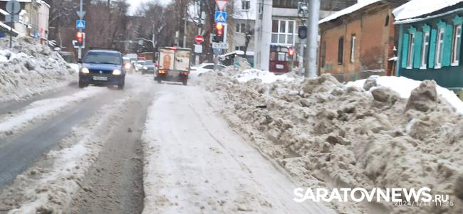 Снежные глыбы на Хользунова мешают передвижению саратовцев Снежные глыбы на Хользунова мешают передвижению саратовцев