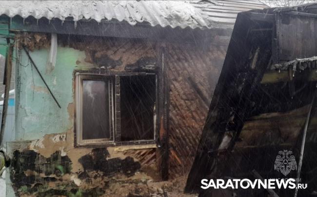 В Калининске из-за неисправной электропроводки горел дом В Калининске из-за неисправной электропроводки горел дом