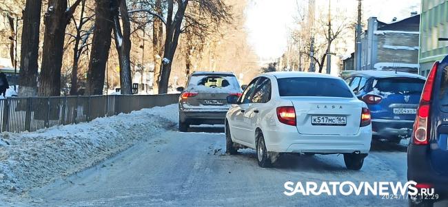 У школы Табакова в Саратове «Лада» врезалась в иномарку У школы Табакова в Саратове «Лада» врезалась в иномарку