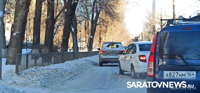 У школы Табакова в Саратове «Лада» врезалась в иномарку У школы Табакова в Саратове «Лада» врезалась в иномарку