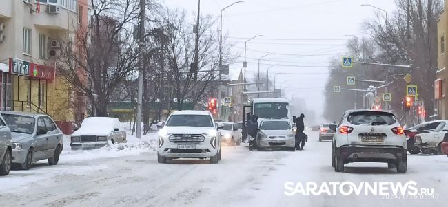 Маршрутка врезалась в иномарку на Кутякова в Саратове Маршрутка врезалась в иномарку на Кутякова в Саратове