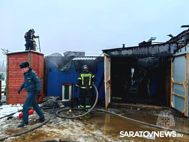 На 7-й Дачной в Саратове горит склад с пиломатериалами На 7-й Дачной в Саратове горит склад с пиломатериалами
