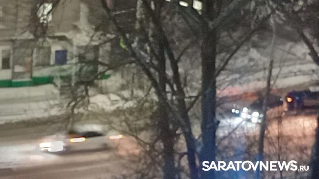 У пешеходного перехода в Заводском районе Саратова одна машина «догнала» другую У пешеходного перехода в Заводском районе Саратова одна машина «догнала» другую