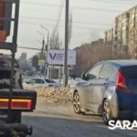 Уборочный «КамАЗ» с иномаркой парализовали движение в Солнечном