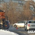Уборочный «КамАЗ» с иномаркой парализовали движение в Солнечном