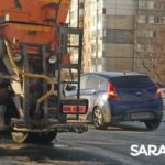 Уборочный «КамАЗ» с иномаркой парализовали движение в Солнечном