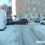 Саратовский регоператор фиксирует массовые нарушения правил парковки у контейнерных площадок