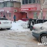 Саратовский регоператор фиксирует массовые нарушения правил парковки у контейнерных площадок