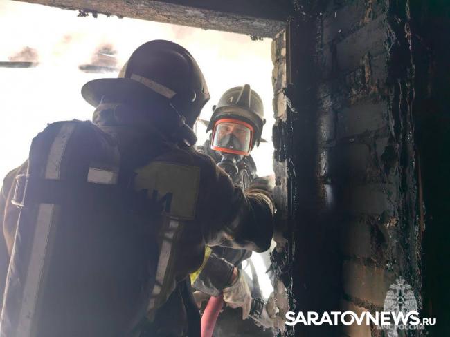 Пожарные вывели женщину из горящей квартиры в девятиэтажке в центре Саратова Пожарные вывели женщину из горящей квартиры в девятиэтажке в центре Саратова