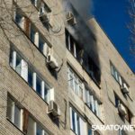 Пожарные вывели женщину из горящей квартиры в девятиэтажке в центре Саратова Пожарные вывели женщину из горящей квартиры в девятиэтажке в центре Саратова