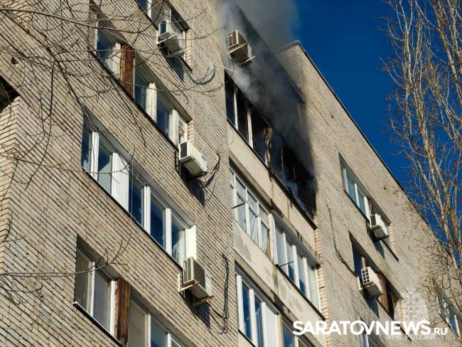 Пожарные вывели женщину из горящей квартиры в девятиэтажке в центре Саратова Пожарные вывели женщину из горящей квартиры в девятиэтажке в центре Саратова