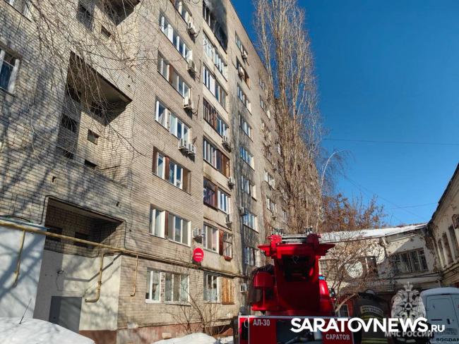 Пожарные вывели женщину из горящей квартиры в девятиэтажке в центре Саратова Пожарные вывели женщину из горящей квартиры в девятиэтажке в центре Саратова